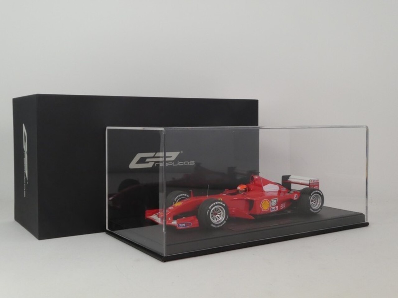 Formule 1 Ferrari F2001 #1 World Champion Winner GP Belgium Spa 2001 + Pilot Driver (M.Schumacher) - 1:18 - GP Replicas Formule 1 Ferrari F2001 #1 World Champion Winner GP Belgium Spa 2001 + Pilot Driver (M.Schumacher) - 1:18 - GP Replicas