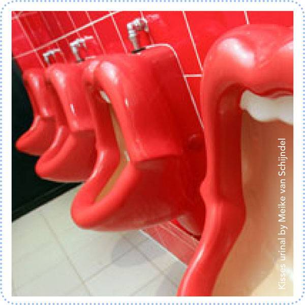 Bathroom Mania porcelain kisses urinal | top-inlet