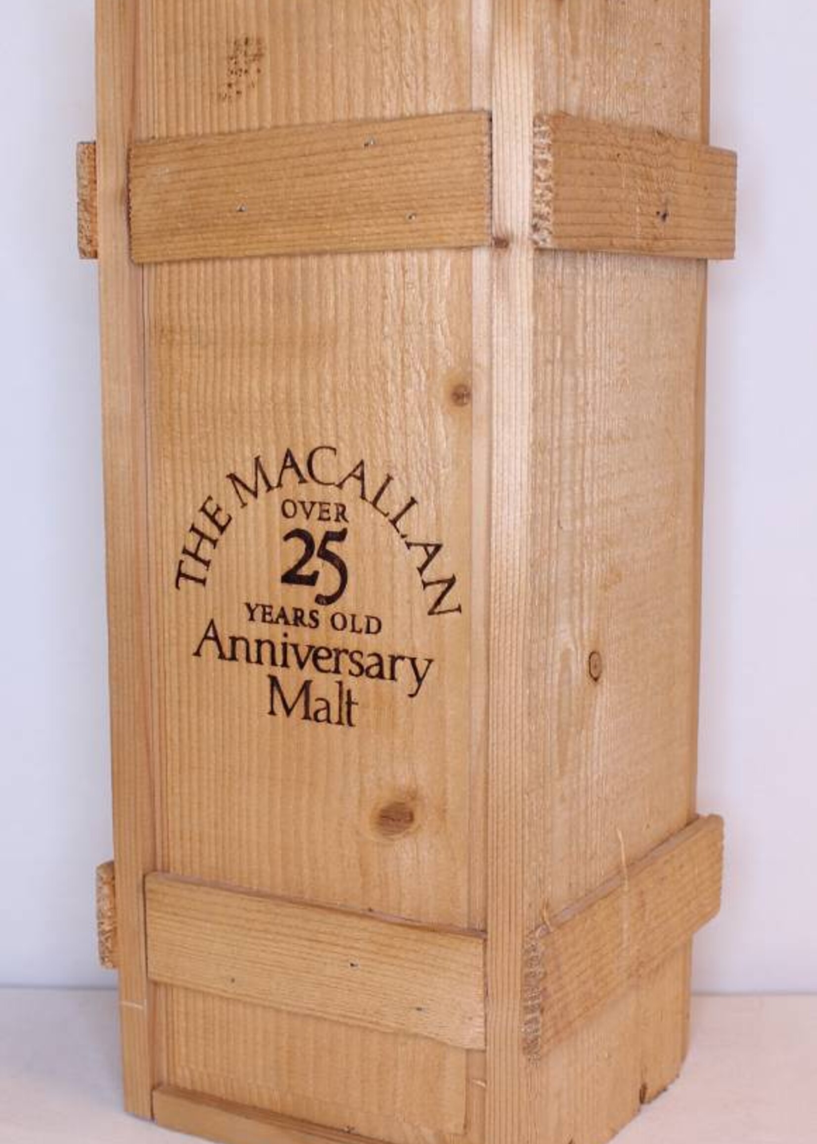 The Macallan Macallan 25 Years Old 1974 1999 The Anniversary Malt 43% (in OWC)