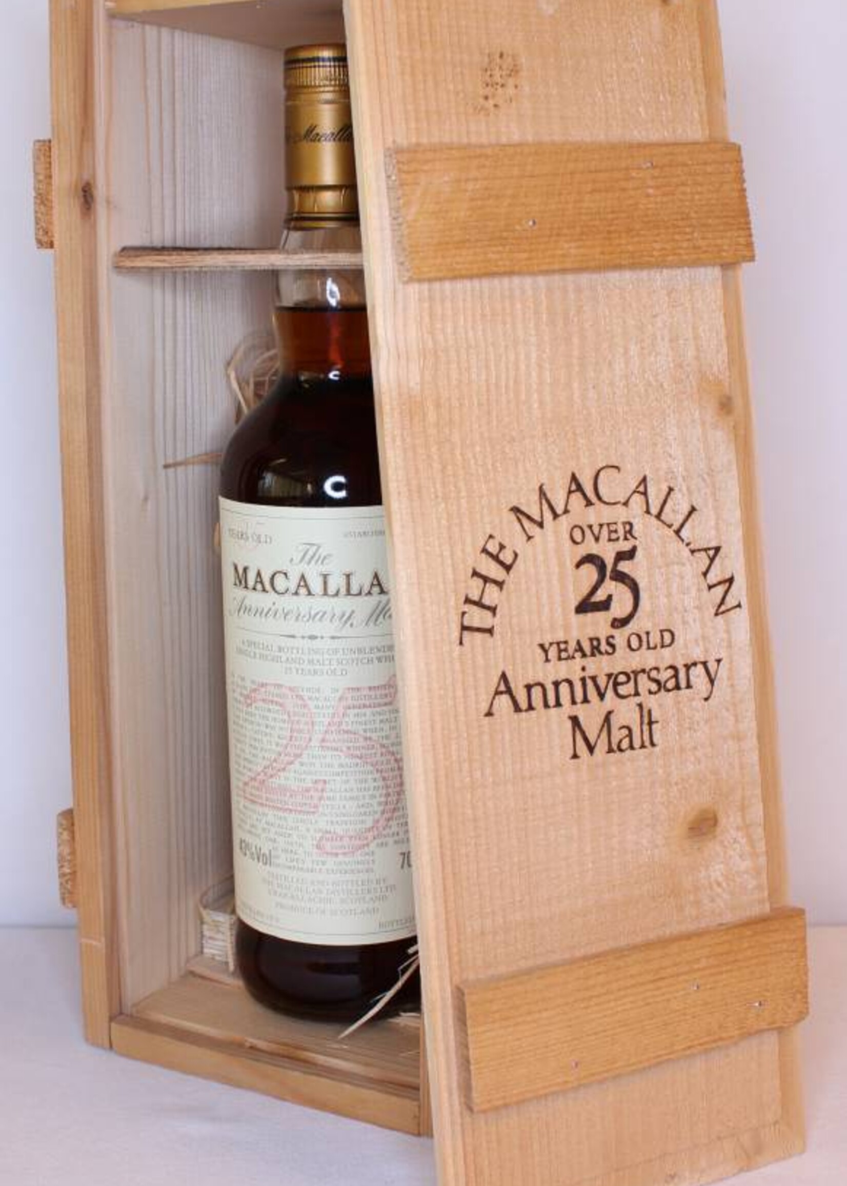 The Macallan Macallan 25 Years Old 1974 1999 The Anniversary Malt 43% (in OWC)