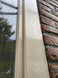 Kozijnen schilderen buiten met Drywood Poseidon op waterbasis.