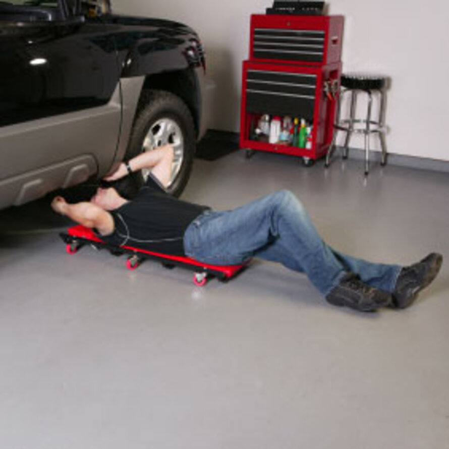 Vloeistofdichte vloer verven voor autobedrijf