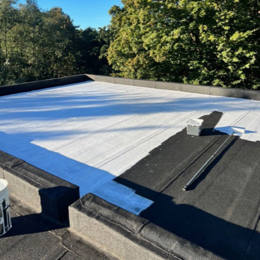 Dakcoating verven op huis is aanbouw