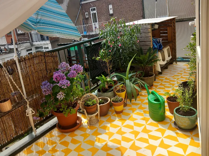 Betonnen balkon verven met patroon