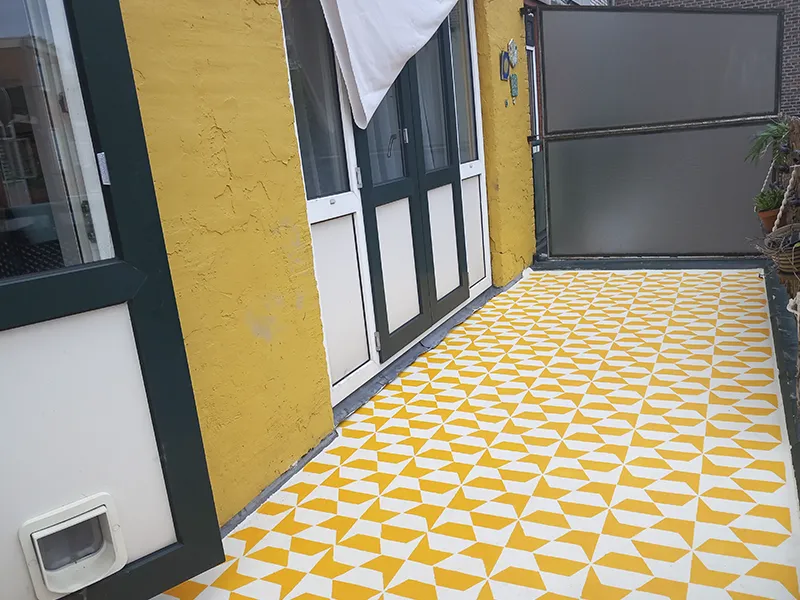 Betonnen balkon verven met patroon