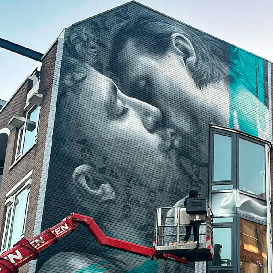 Muur verven geeft kleurrijk straatbeeld in Amsterdam