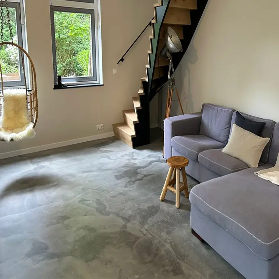 Pleistervloer verven voor industriële look in woonkamer