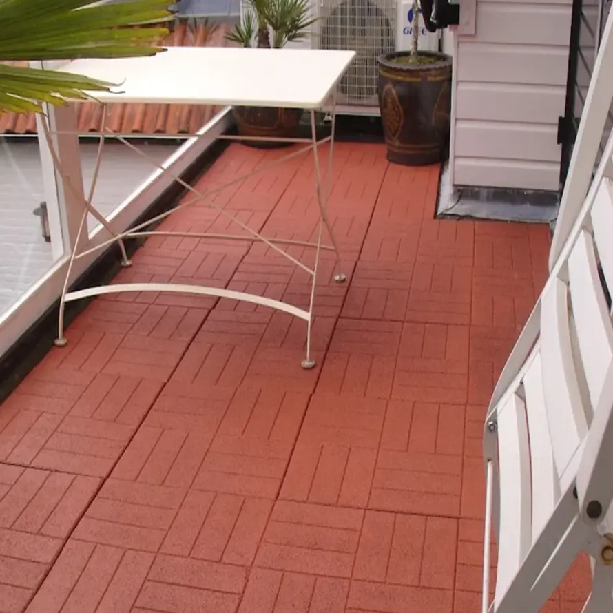 Balkon met rubbertegels verven geeft frisse uitstraling