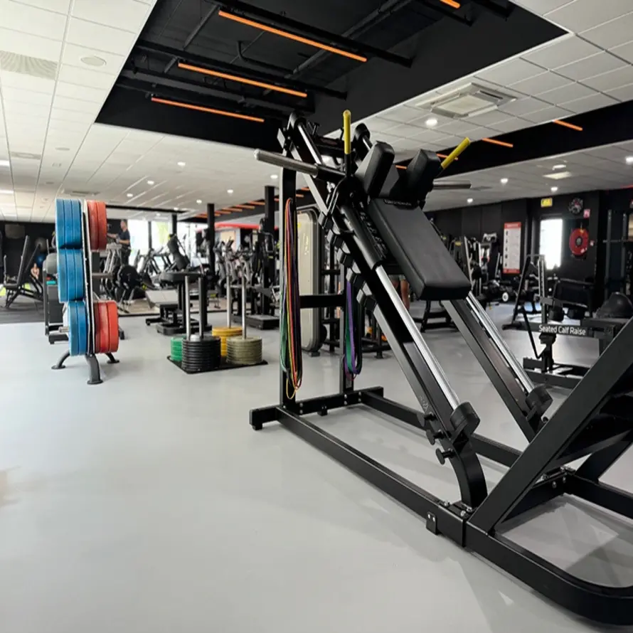 Strakke betonvloer verven in sportschool Fox Fitness