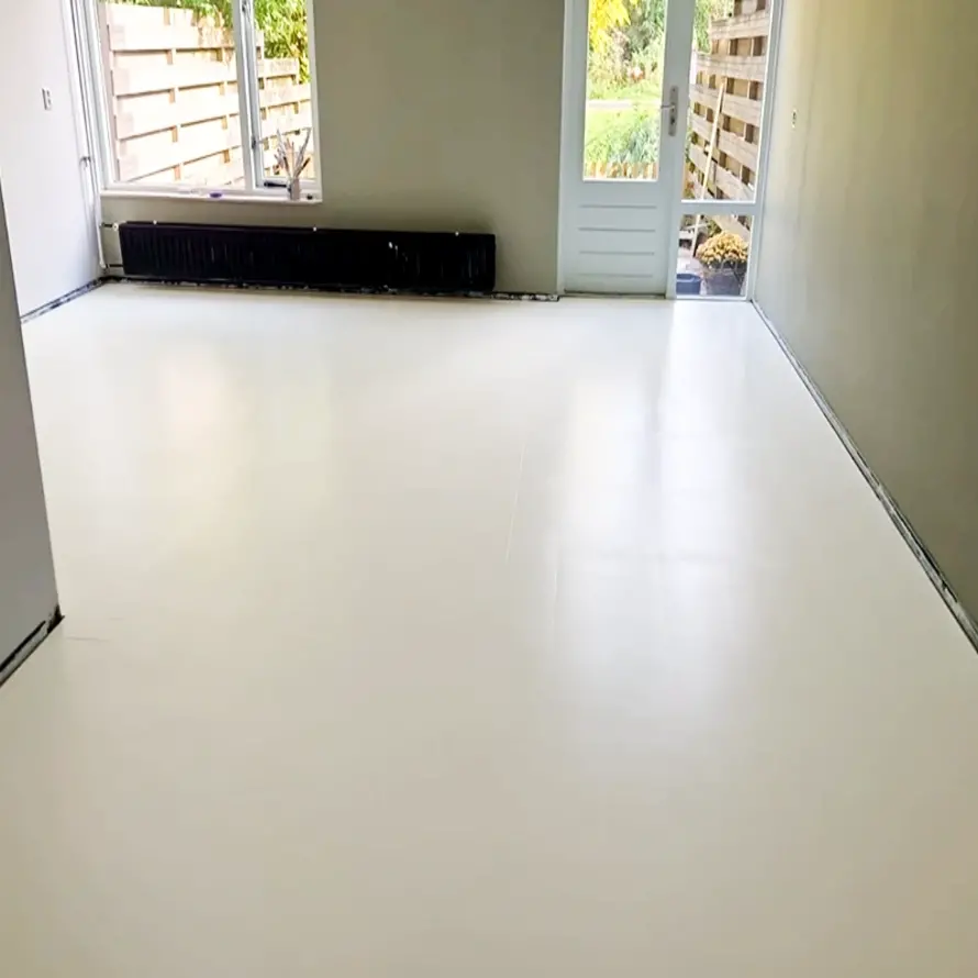 Laminaat verven van woonhuis in frisse  crème kleur