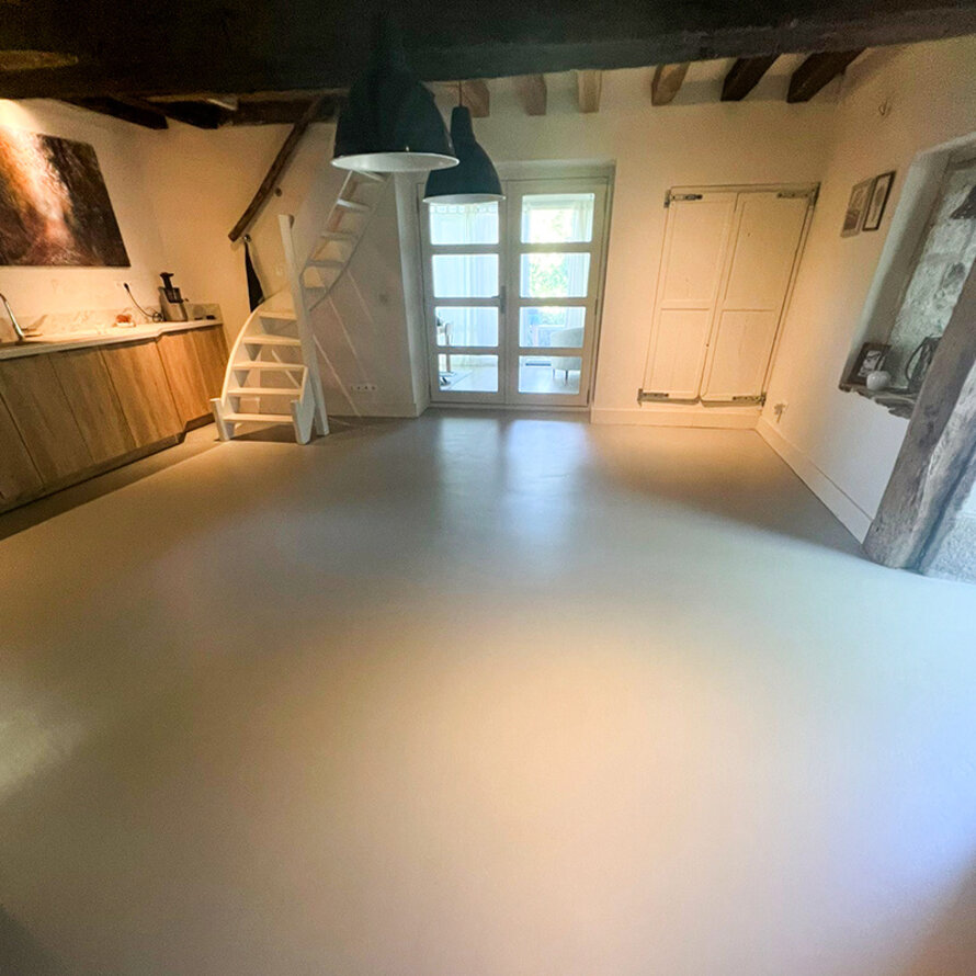 Stoere betonvloer verven in woonboerderij 