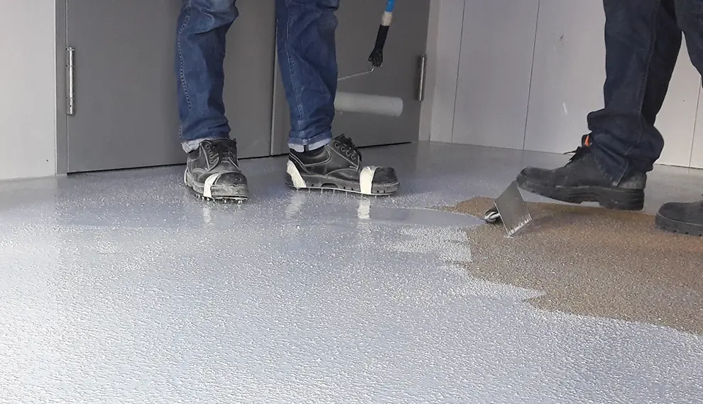 Zorgt een coating met antislipkorrels voor veiligere vloeren?