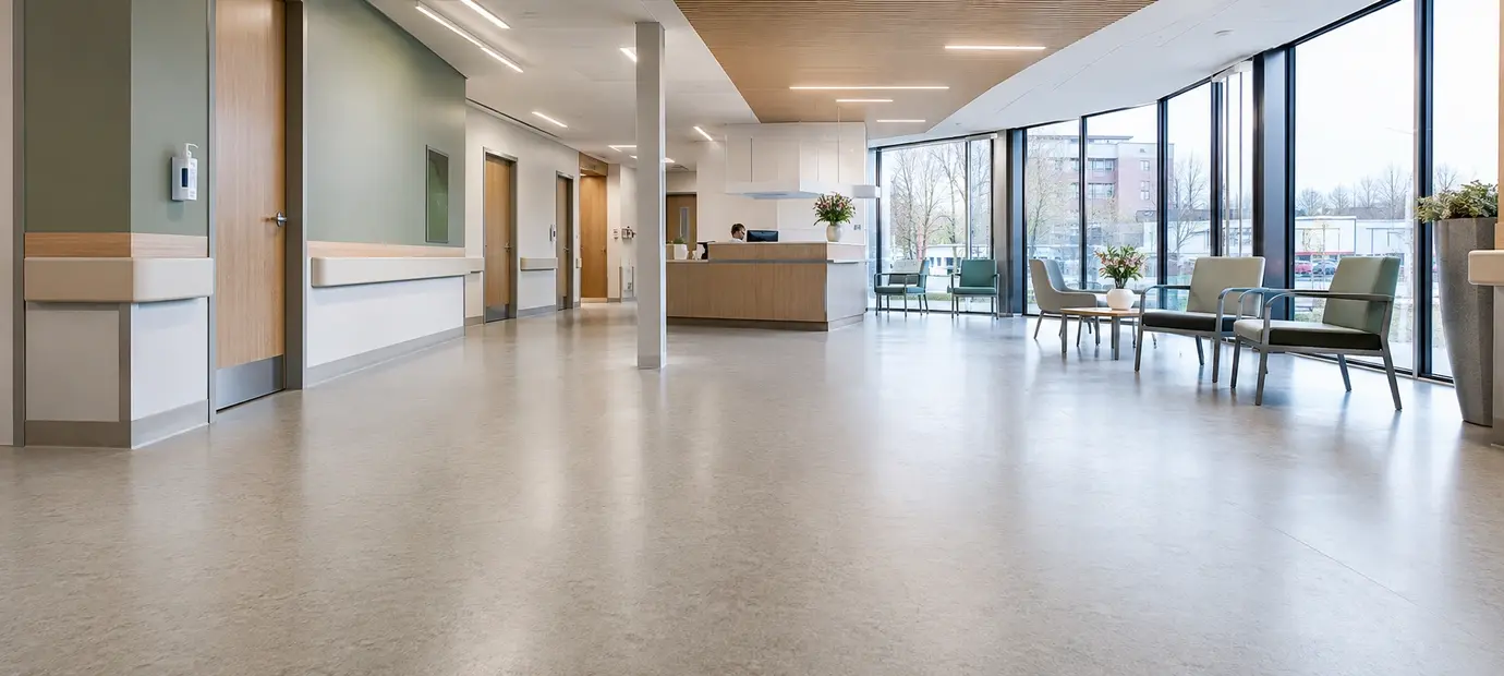 Wat moet je weten over de afwerking en droogtijd van een geverfde Marmoleum vloer?