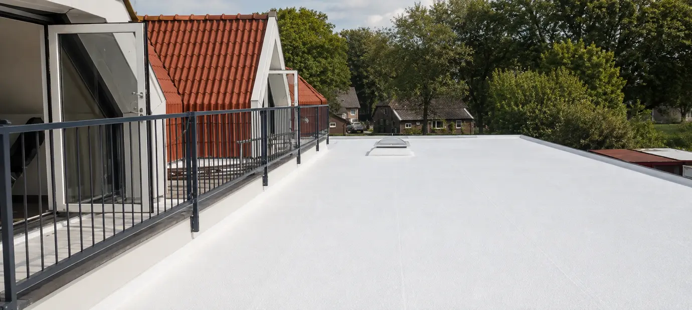 Dakcoating aanbrengen: voordelen, werkwijze en producten