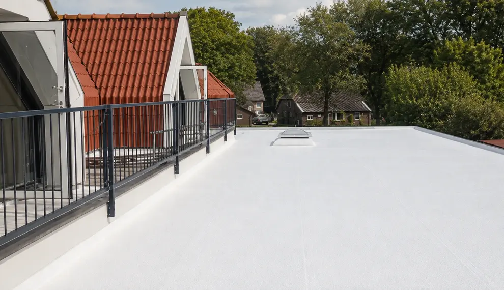 Dakcoating aanbrengen: voordelen, werkwijze en producten