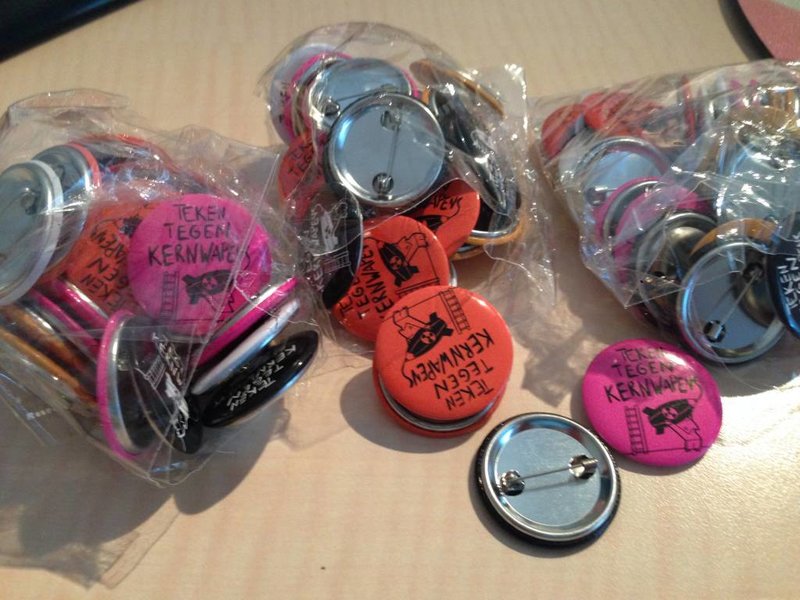 25mm button met speld