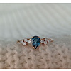 Ring mit Topas London Blue Tropfen und Diamanten, 585er Rotgold