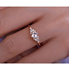 Ring mit Weißem Saphir und Diamanten, Rotgold 585