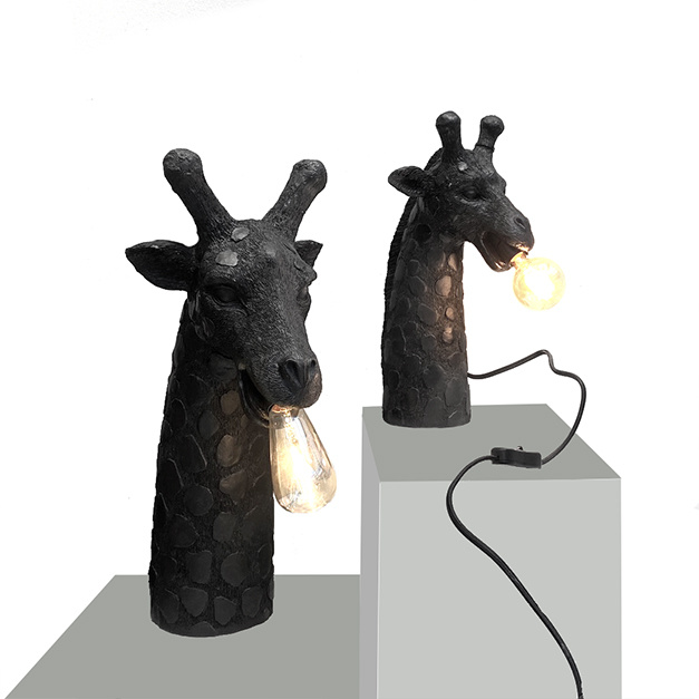 Black polyresin giraffe table lamp