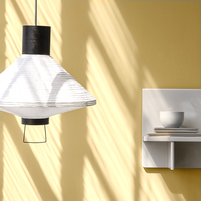 Design hanglamp van wit rijstpapier en zwart hout