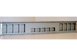 Truckbumper.nl  8x vierkante gaten staal, 5x vierkante gaten in het midden