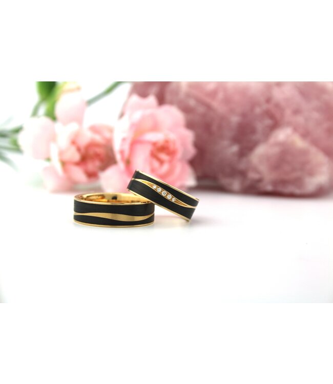 Roségouden trouwringen met carbon