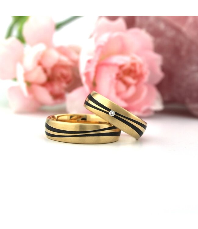 Roségouden trouwringen met carbon