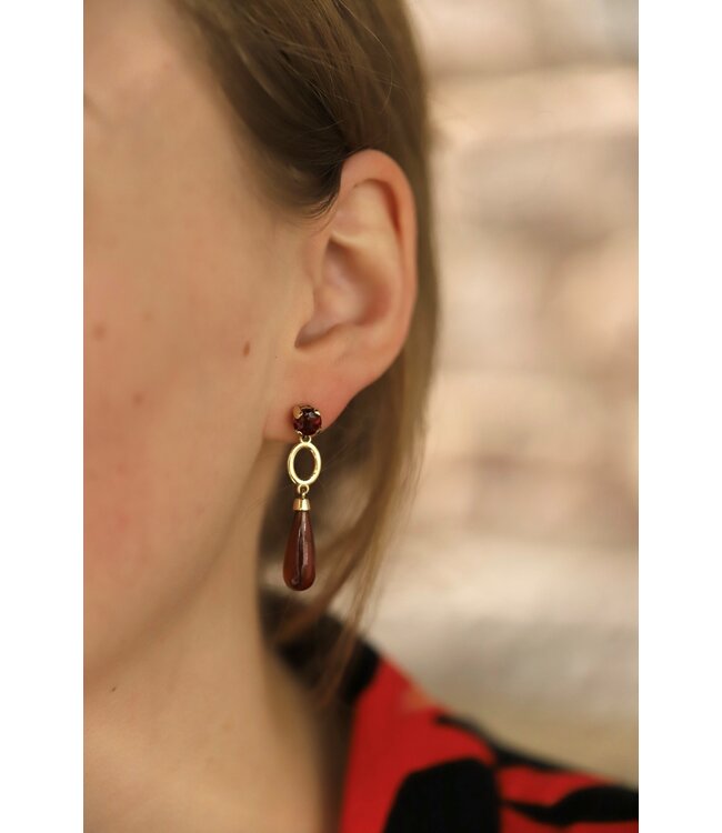 ROEMER by Bregje geelgouden oorhangers met Granaat