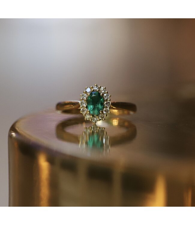 ROEMER ring 18K geelgoud entourage met Smaragd 0.46ct en diamant 0,26ct 55