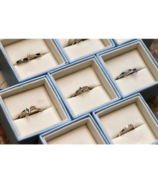 Miss Spring Ring The Button met saffier