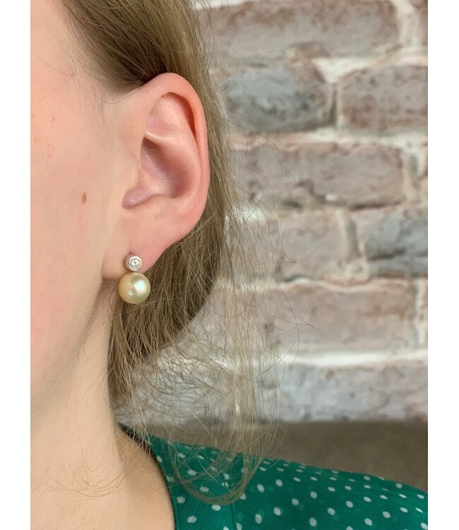 ROEMER by Bregje 14 karaat witgouden oorsieraden met Zuidzee parel en 2 x 0.07 ct briljant SI/W.