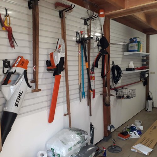 Tuingereedschap aan de wand