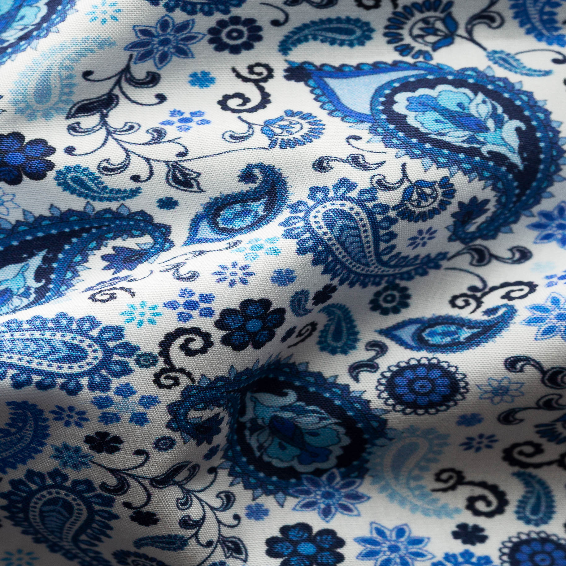 Eton Poplin with Bold Paisley Print