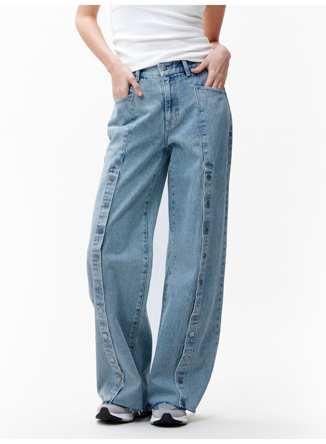 JEANS LOOSE WITH SNAP BUTTONS STYLENR: 2502010002