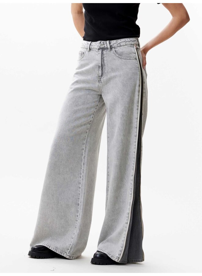 LOOSE FIT JEANS WITH ZIPPER DETAIL 6400