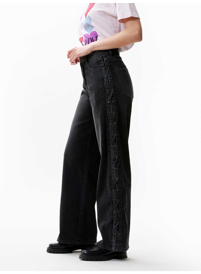 LOOSE FIT JEANS WITH LACE DETAIL