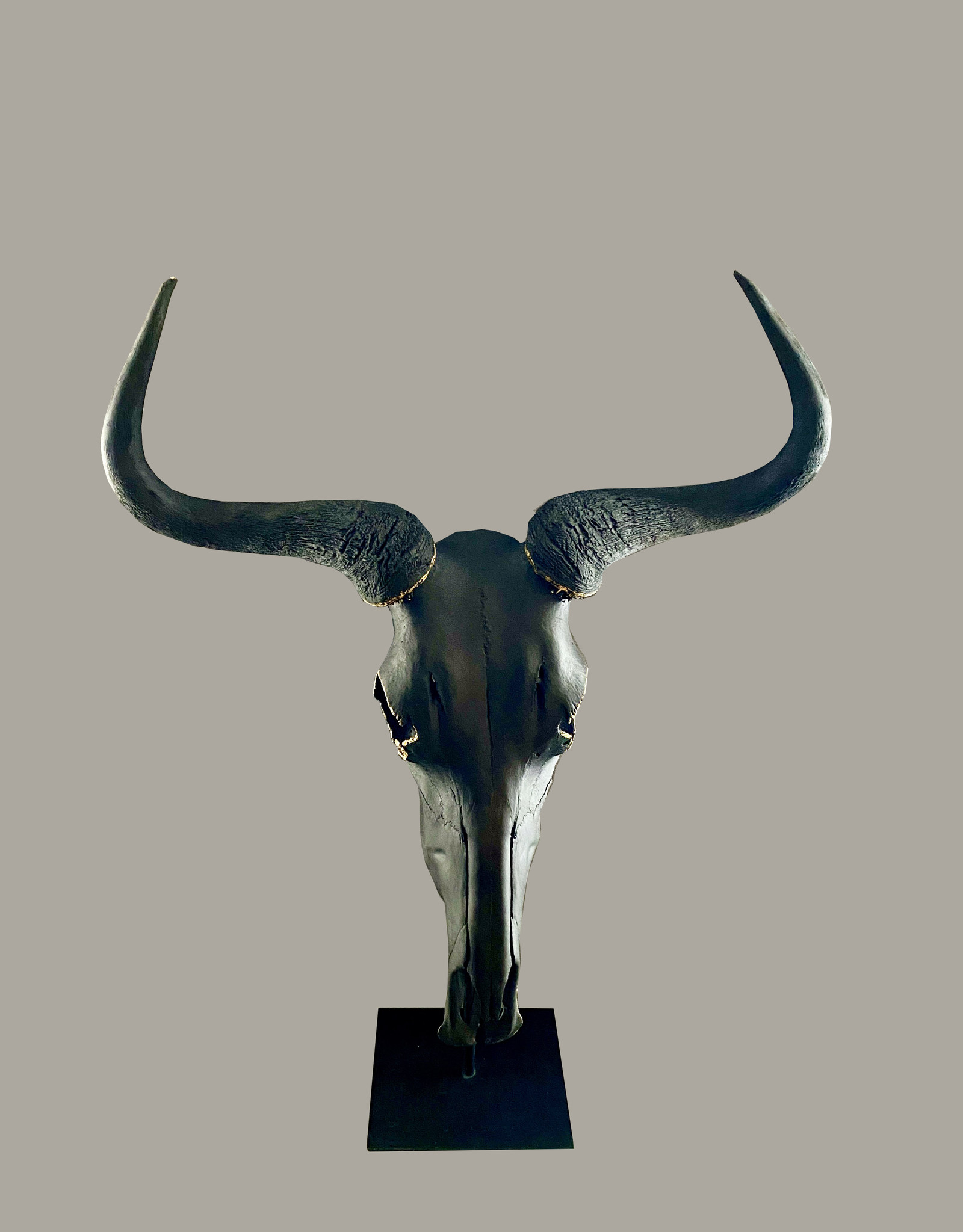 Black Gnu, edle Tischskulptur in matt Schwarz