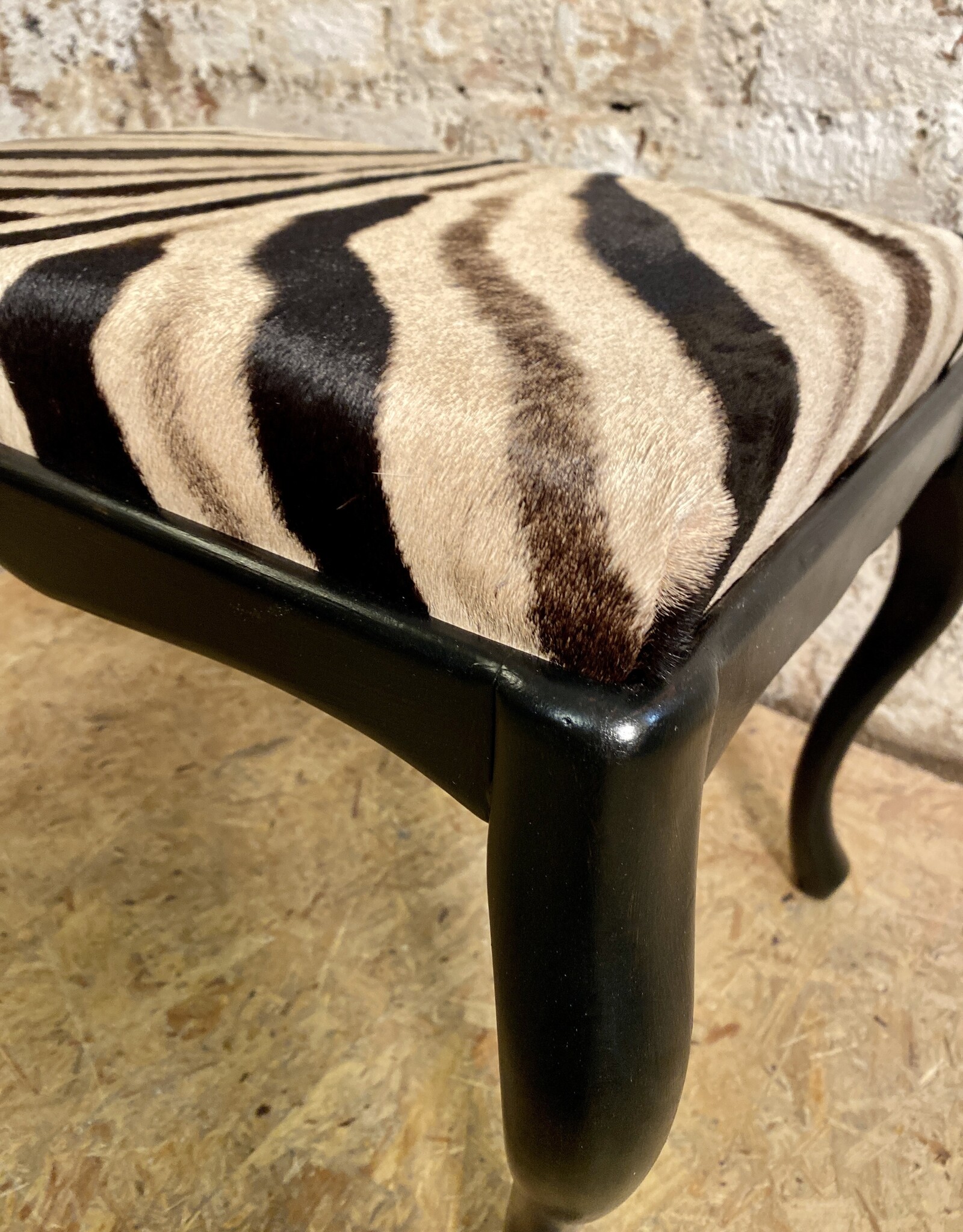 Zebra Hocker Elegant im Chippendale Stil aus echte Zebrafell