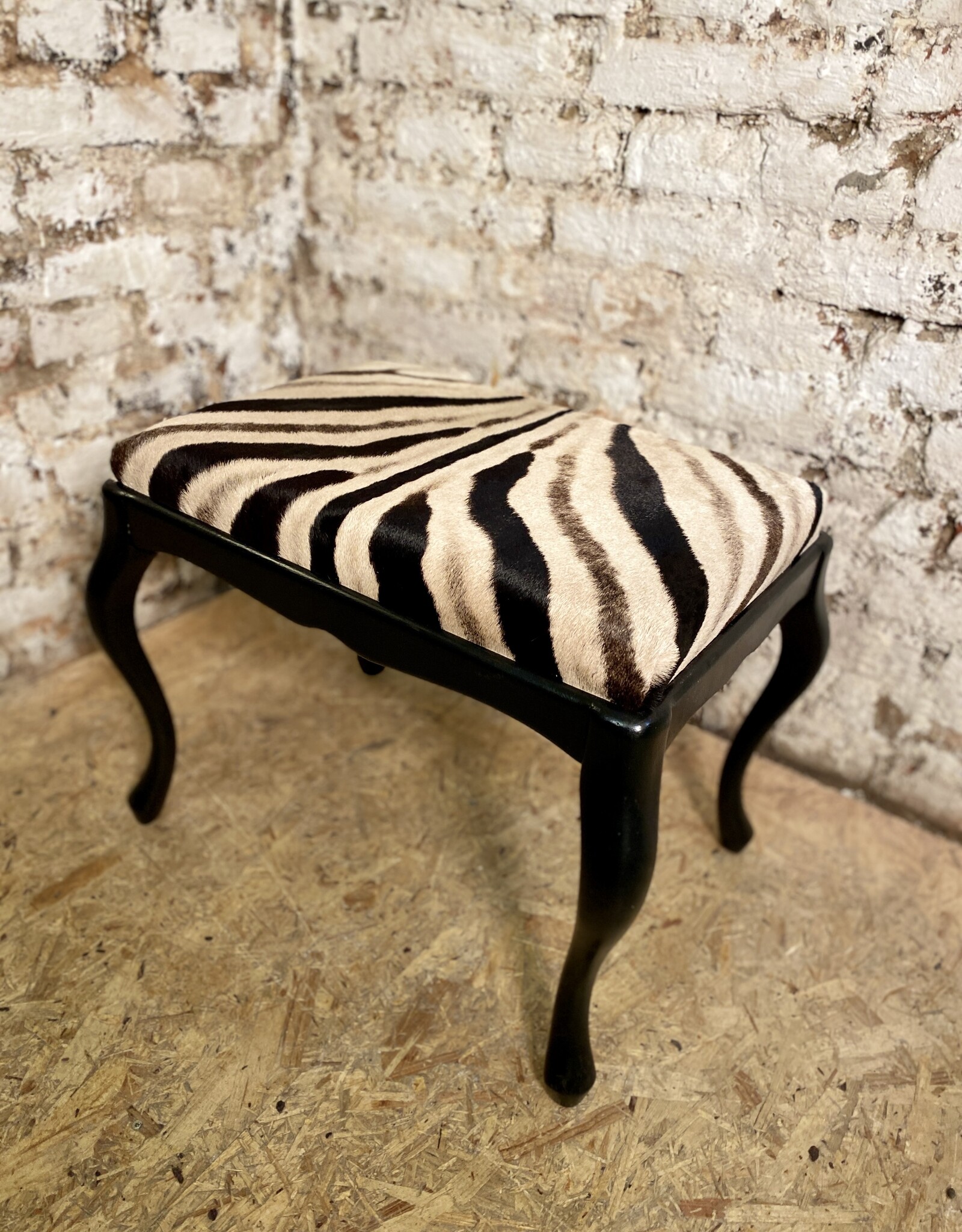 Zebra Hocker Elegant im Chippendale Stil aus echte Zebrafell