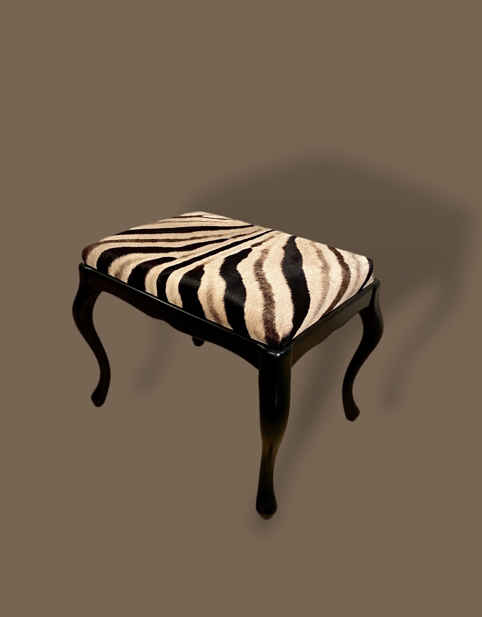 Zebra Hocker Elegant im Chippendale Stil aus echte Zebrafell