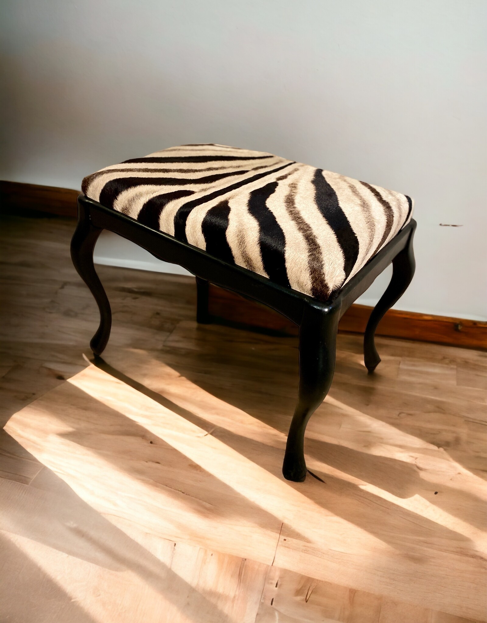 Zebra Hocker Elegant im Chippendale Stil aus echte Zebrafell