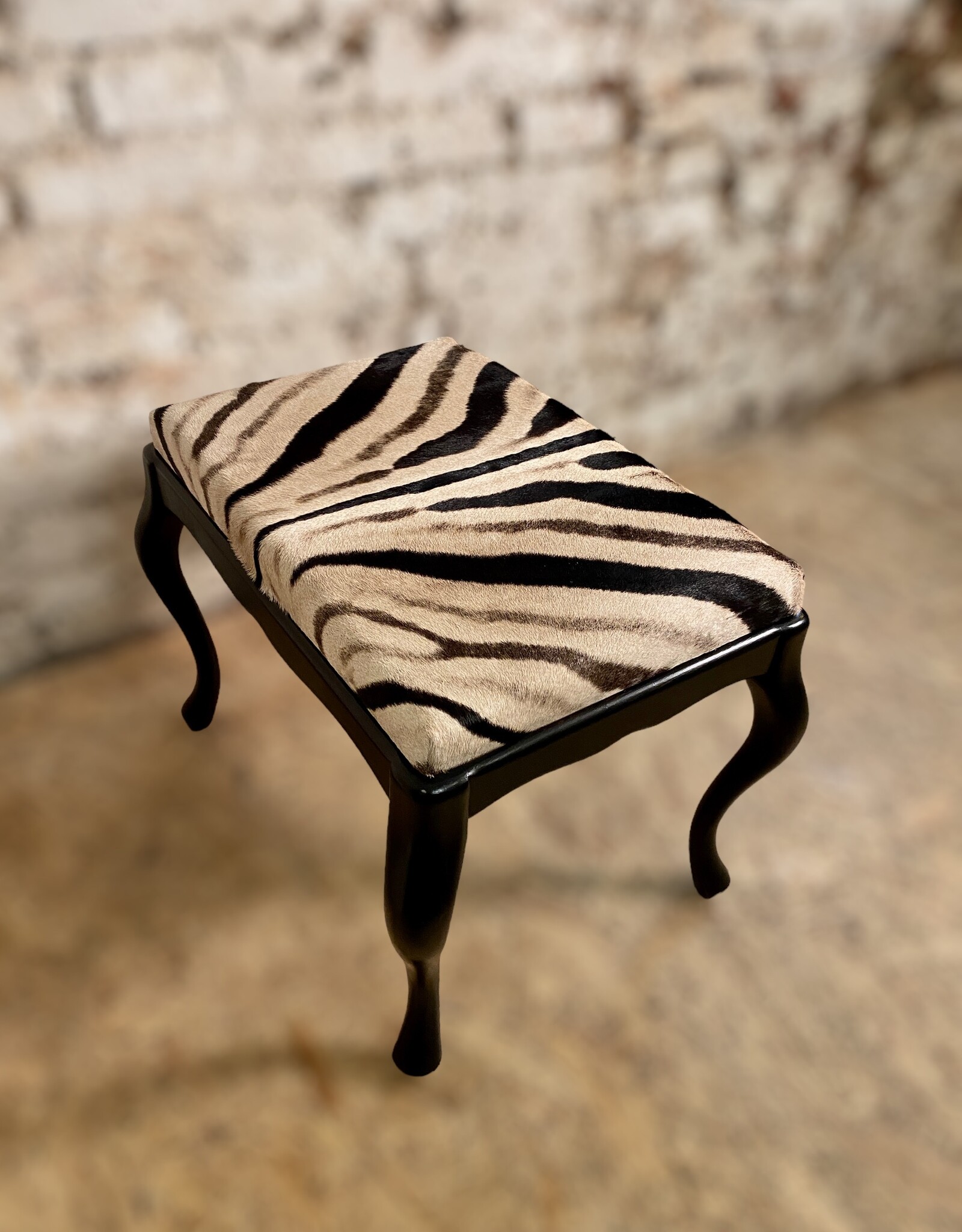 Zebra Hocker Elegant im Chippendale Stil aus echte Zebrafell