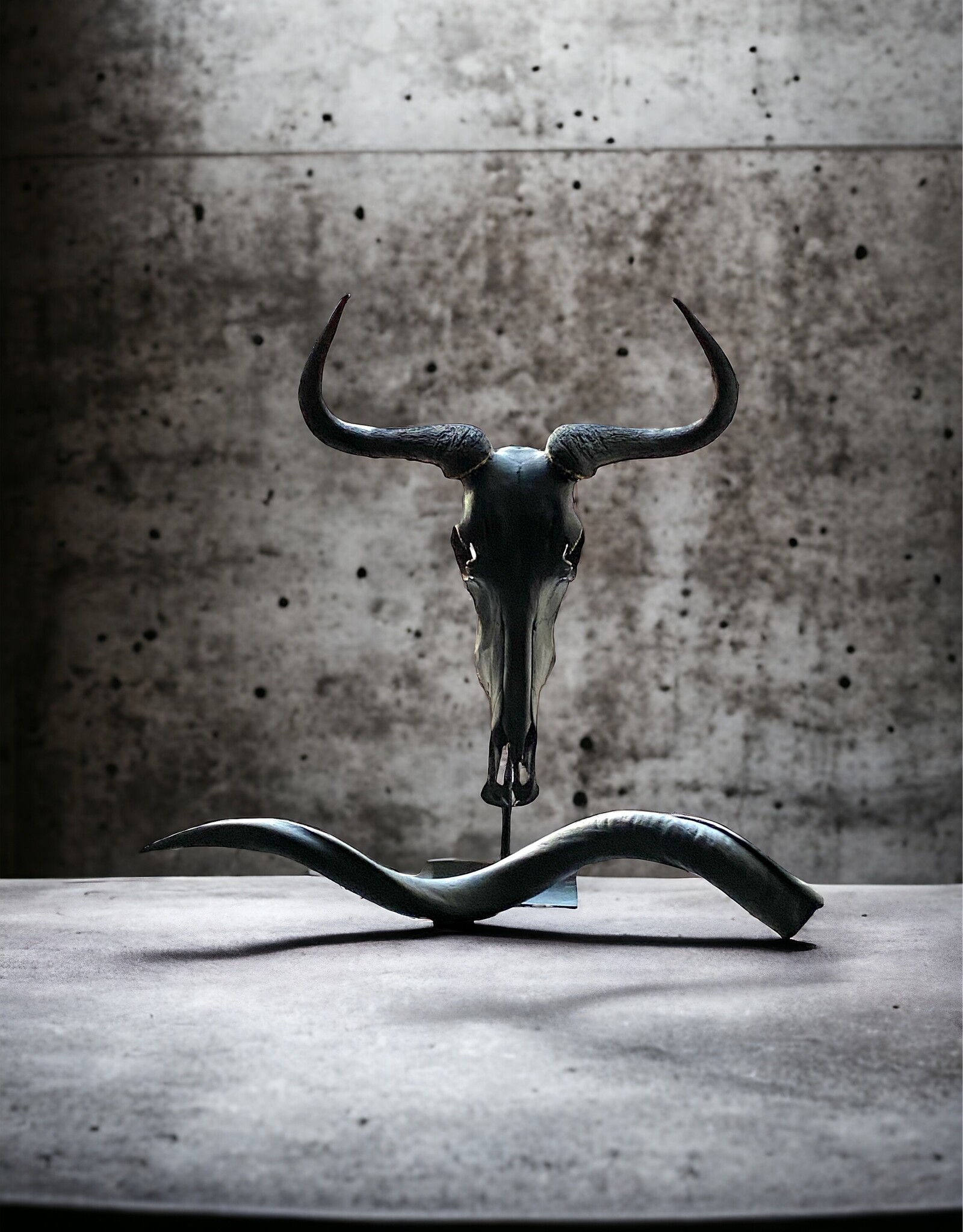 Black Gnu, edle Tischskulptur in matt Schwarz