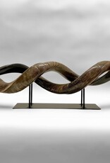 Kuduhorn teilgeschliffen doppelt auf Metallstand -