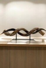 Kuduhorn teilgeschliffen doppelt auf Metallstand -