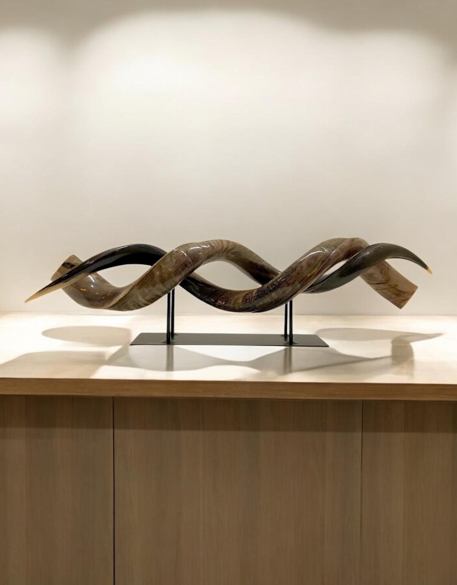 Kuduhorn teilgeschliffen doppelt auf Metallstand -