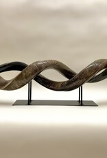 Kuduhorn teilgeschliffen doppelt auf Metallstand -