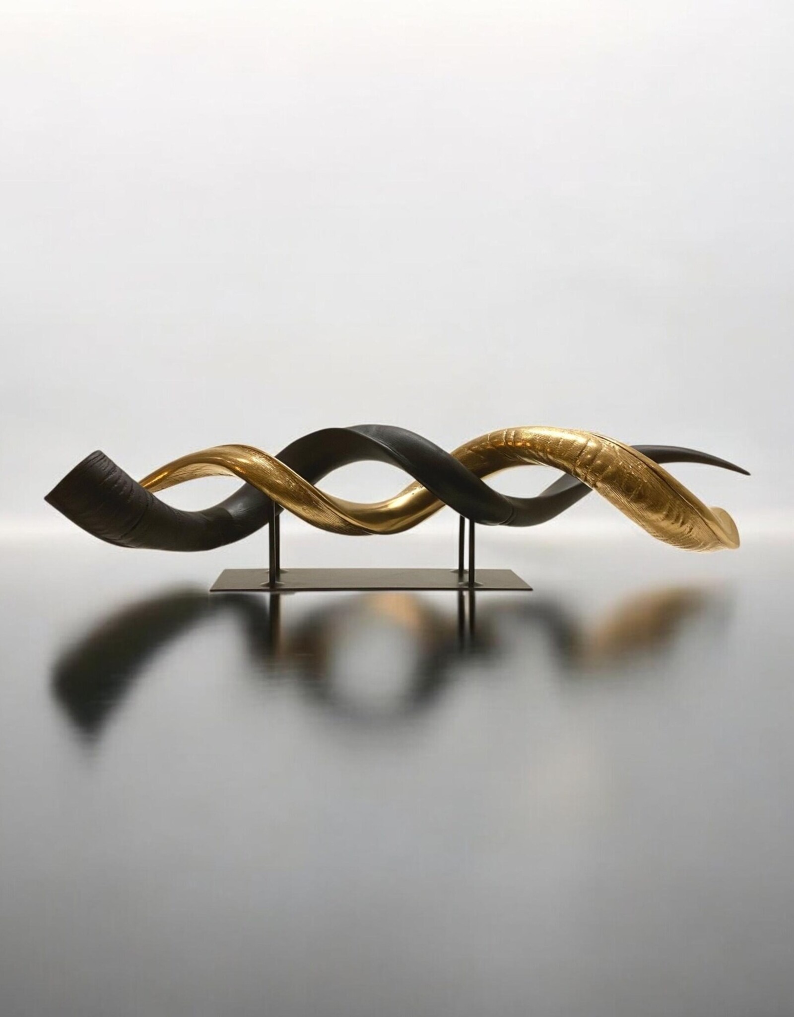 Kuduhorn teilgeschliffen doppelt auf Metallstand Gold / matt schwarz