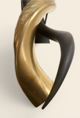 Kuduhorn teilgeschliffen doppelt auf Metallstand Gold / matt schwarz