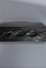 Designobjekt aus zwei echten Kuduhörnern – auf verbranntem Holz